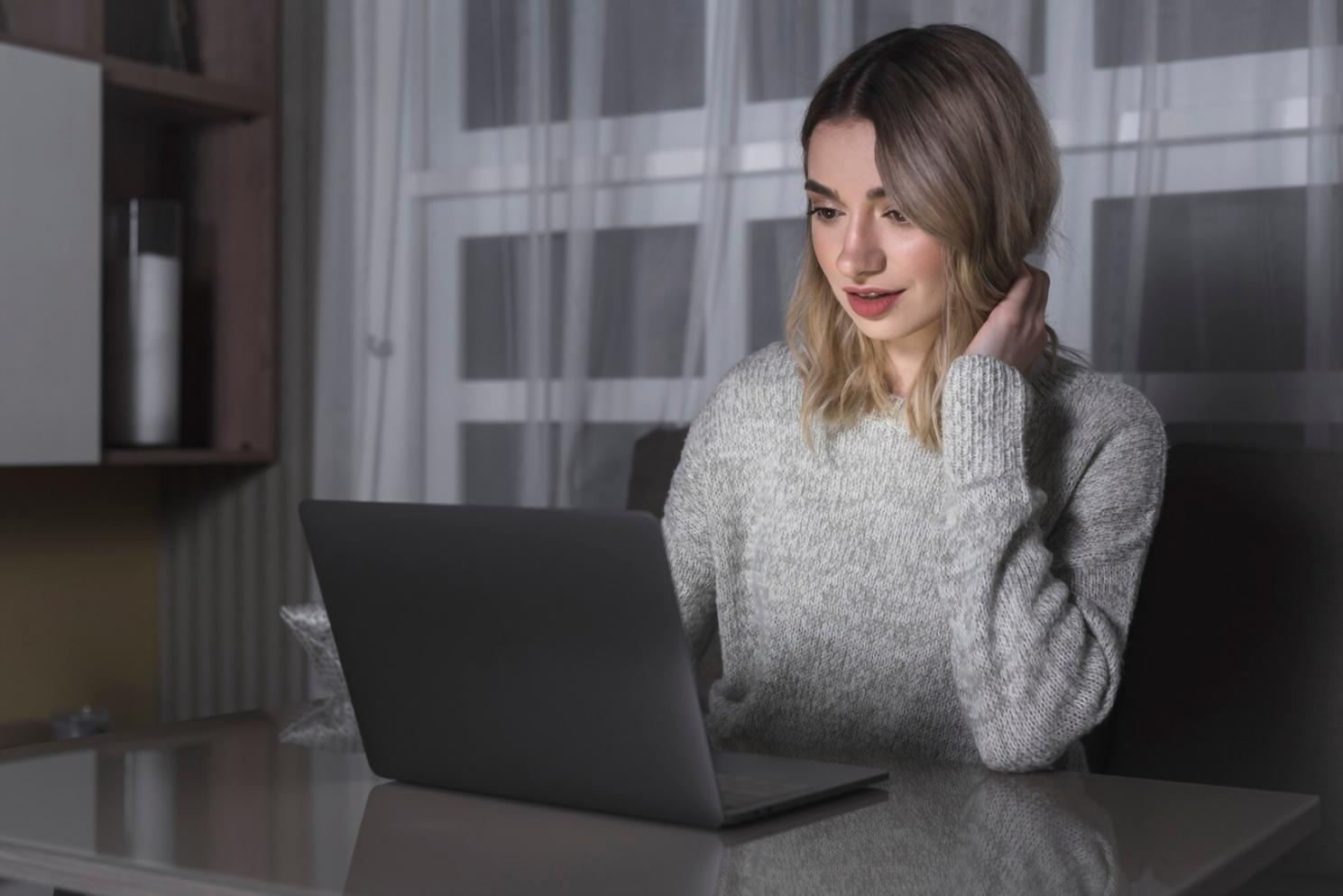 Grupo de estudio analizando gastos mensuales