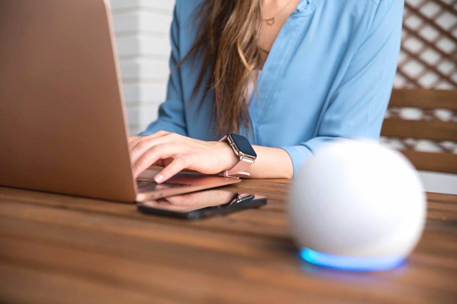 Análisis de gastos mensuales y categorización de ingresos