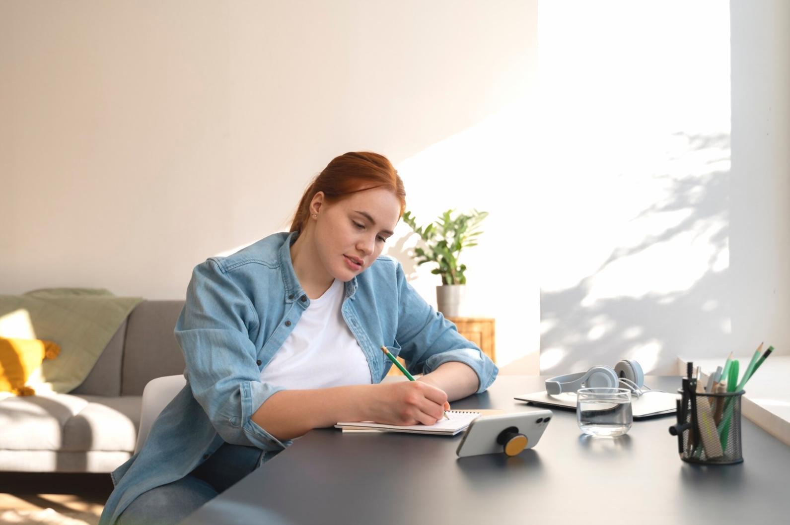Espacio de trabajo organizado mostrando planificación financiera con documentos y calculadora